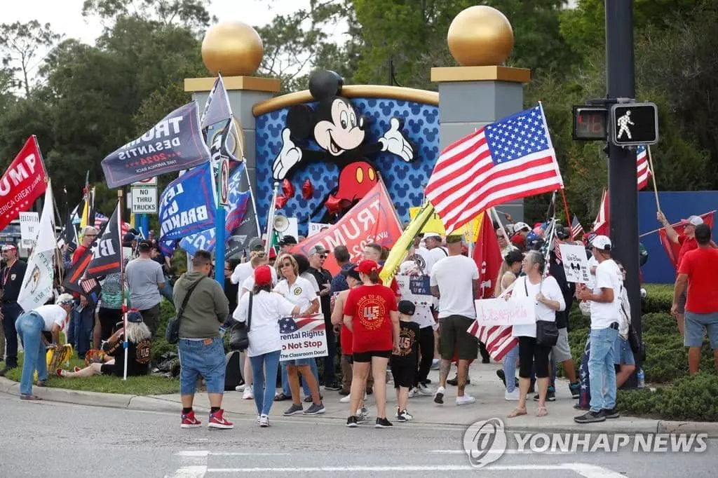 플로리다주 디즈니월드 앞에서 시위하는 공화당 지지자들