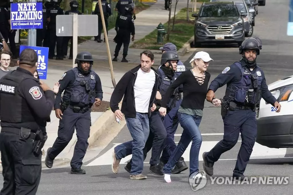 워싱턴DC 경찰이 이날 총격사건이 발생한 현장 근처에서 시민들을 대피시키고 있다.