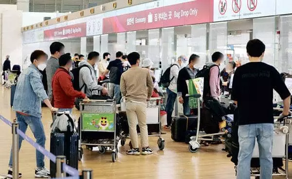  한국정부가 한국 입국자에 대해 예외없이 가격이 비싼 PCR 검사를 요구하고 있어 한국민은 물론 한국을 방문하는 해외한인들이 재정적 부담을 호소하고 있다. 한국 인천공항 출국장의 모습. [연합]