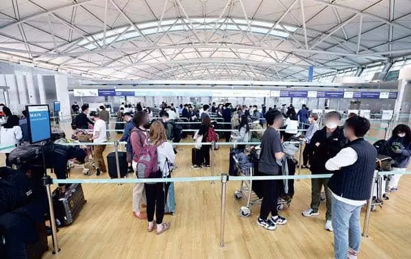  한국 입국 격리면제 해제 등으로 수요가 급증하면서 한국과 미국 노선의 항공료 급등으로 여행객들의 부담이 가중되고 있다. 한국 인천공항의 모습. [연합]