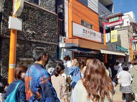 4월 30일 오후, 오사카시 소재 ‘오사카 이쿠노(生野) 코리아타운’에 있는 한국식 마카롱 가게 앞에 젊은 여성들이 줄 지어 차례를 기다리고 있다. <오사카=최진주 특파원>
