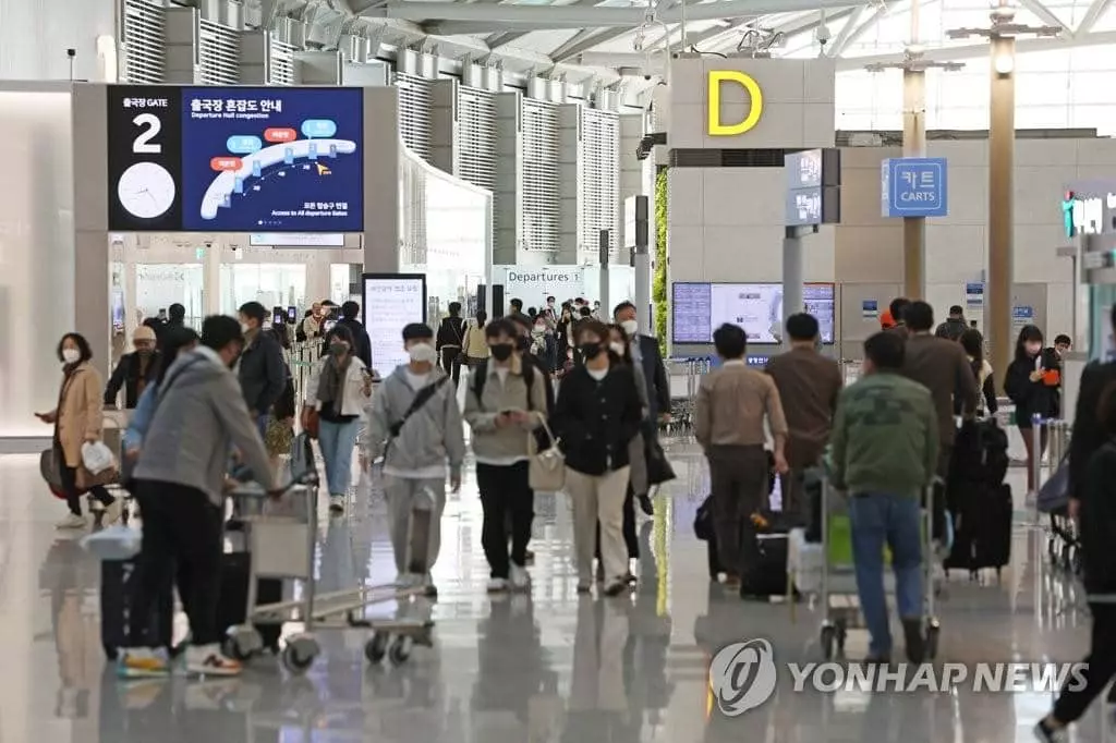 활기 찾은 인천공항= 1일 오전 인천국제공항 1터미널에서 탑승객들이 출국하기 위해 이동하고 있다.
인천공항은 이날부터 정부의 방역지침 전환에 따라 인천공항 입국장 운영체계를 '코로나 이전' 수준으로 전환한다. 이로써 백신 접종 완료자 자가격리 면제 등 입출국이 자유로워지며 해외여행객이 더 늘어날 것으로 전망된다. 