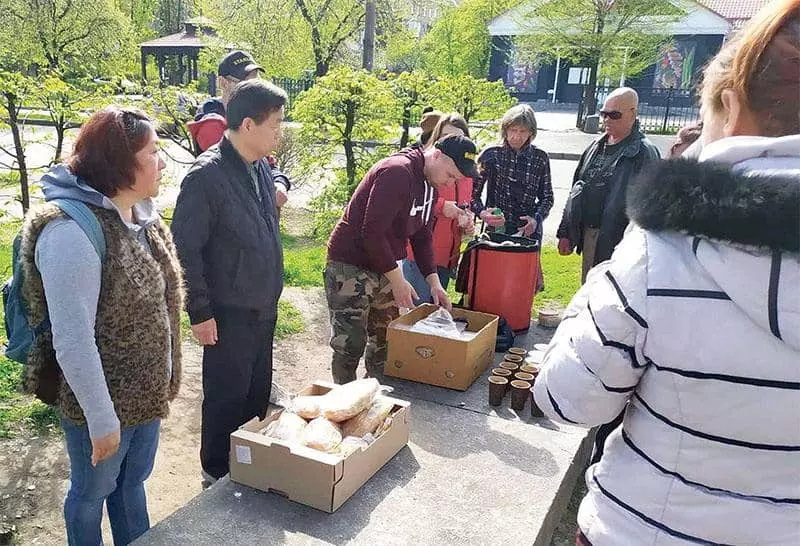  김교역 우크라이나 선교사(왼쪽에서 두 번째)가 최근 현지 난민들에게 빵을 나눠주는 모습. 맨 왼쪽 여성은 고려인 통역. [김정한 선교사 제공]