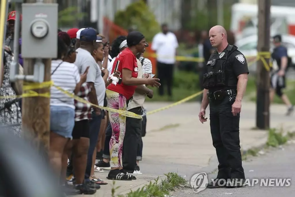 버펄로 슈퍼마켓 총격 현장 주변에서 시민들과 대화하는 경찰관