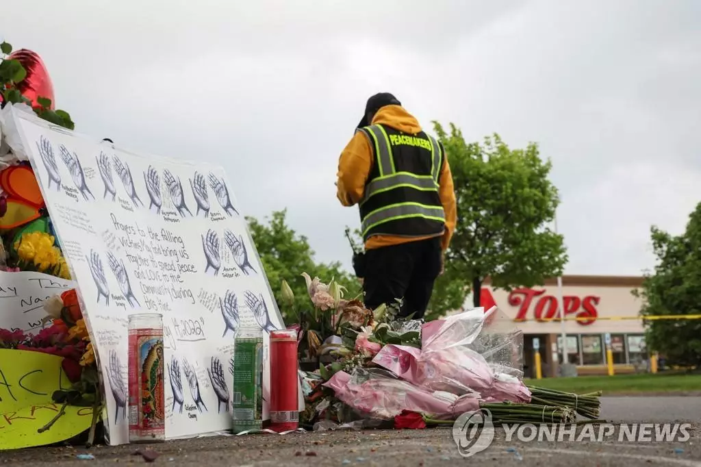 뉴욕주 버펄로의 총기난사 현장에 차려진 희생자 추모 제단