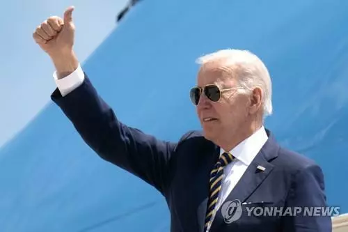 조 바이든 대통령이 19일 한국으로 향하는 대통령 전용기 에어포스원에 탑승하면서 엄지를 치켜세우고 있다. 바이든 대통령은 20∼22일 한국, 22∼24일 일본을 각각 방문한다. 