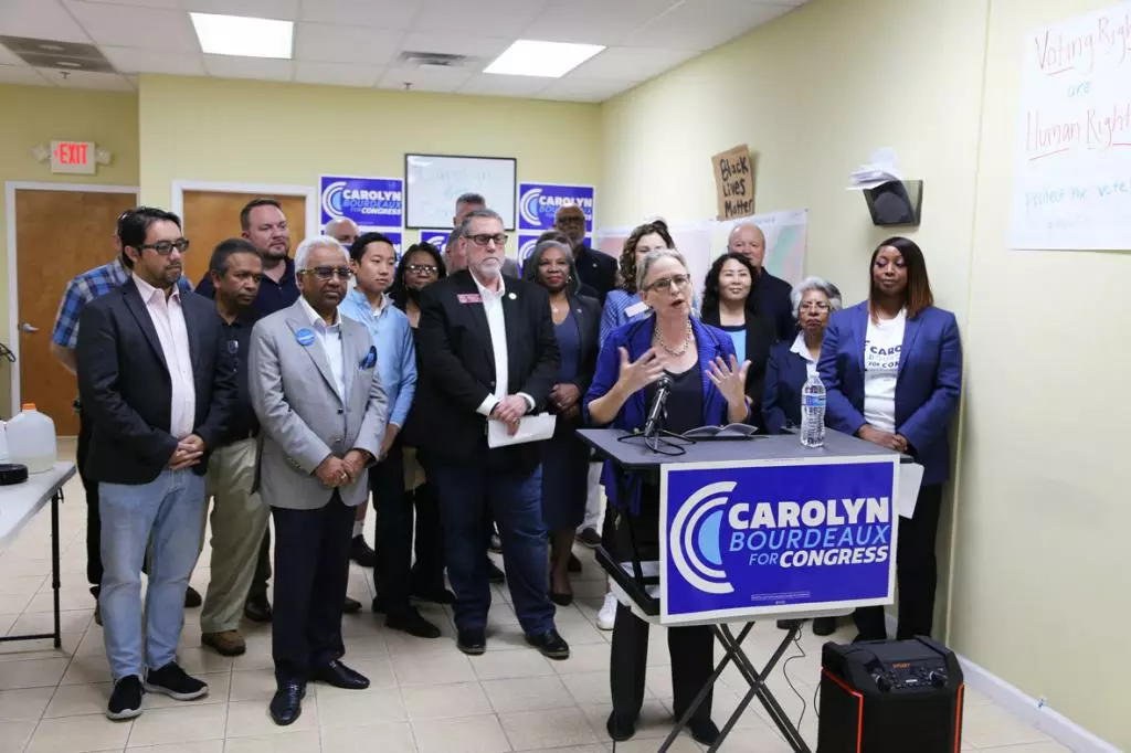 조지아 제7지역구 연방하원의원에 출마한 캐롤린 버도 의원이 둘루스 사무실에서 23일 많은 주의회 의원 및 카운티 선출직이 참석한 가운데 기자회견을 열고 다시 일할 기회를 달라고 호소하고 있다.   