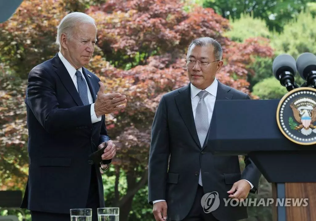 


조 바이든 대통령이 22일 오전 방한 숙소인 서울 용산구 그랜드 하얏트 호텔에서 정의선 현대차그룹 회장에게 연설 발언대 자리를 권하고 있다. 이 자리에서 정 회장은 미국에 로보틱스 등 미래 먹거리 산업 분야에 50억달러를 추가로 투자하겠다고 밝혔다. 앞서 현대차는 바이든 대통령 방한에 맞춰 미국 조지아주에 6조3천억원 규모의 전기차 전용 공장과 배터리셀 공장 등 전기차 생산 거점을 조성한다고 발표한 바 있다. 