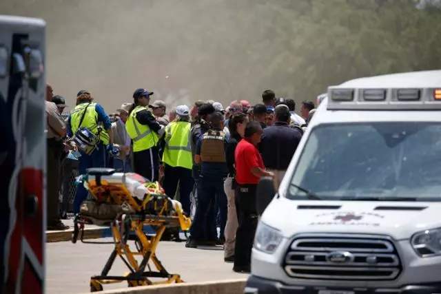 응급구조대원들이 24일 총기 난사 사건이 발생한 텍사스주 유밸디 롭초등학교 인근에 모여 있다. 