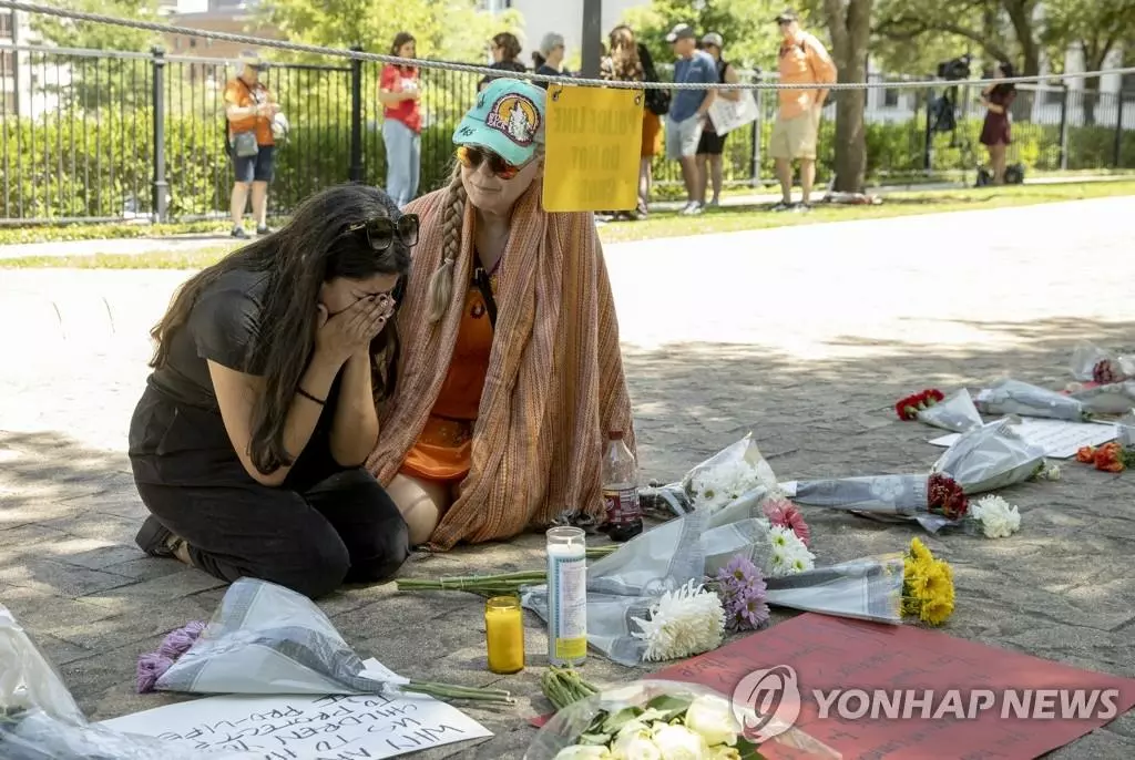 텍사스주 초등학교 총격 참사 이튿날인 25일(현지시간) 오스틴의 텍사스 주지사 관저 앞에서 한 여성이 총기 반대 단체 '행동을 촉구하는 엄마들'(Moms Demand Action) 주최 시위에 참석해 흐느끼고 있다. 전날 텍사스주 소도시 유밸디의 롭 초등학교에서 총기난사 사건이 발생해 학생 19명과 교사 2명이 숨졌다. [오스틴-아메리칸-스테이츠먼 제공]