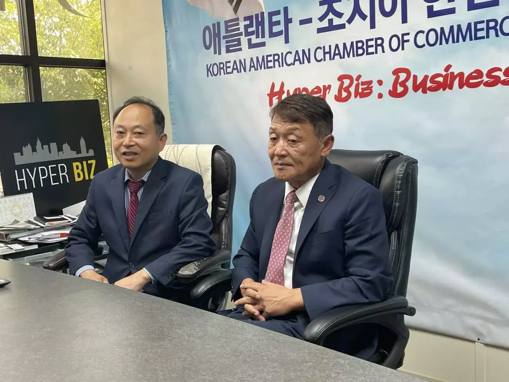 한국외대 G-CEO 과정 애틀랜타 2기 모집에 관해 31일 오후 한인상의 사무실에서 썬박(왼쪽) 한인상의 회장과 이경철 G-CEO 애틀랜타 운영위원장이 설명하고 있다. 