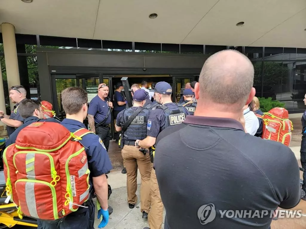 1일 오클라호마주 털사의 워런 클리닉에서 발생한 총격 사건 현장에서 구조대원들이 이동하고 있다. 경찰은 이 사건으로 용의자를 포함해 최소 4명이 사망했다고 밝혔다. 미국에서는 올해 들어 지금까지 233건의 총기 난사 사건이 발생했다. <연합뉴스>