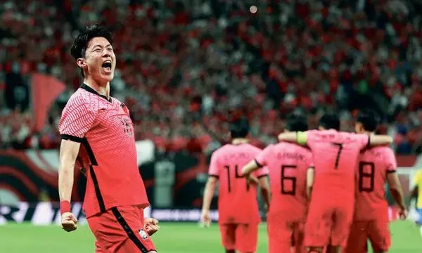  2일 오후 서울월드컵경기장에서 축구 국가대표팀 친선경기 한국과 브라질의 경기에서 황의조가 동점골을 넣은 뒤 기뻐하고 있다. [연합]