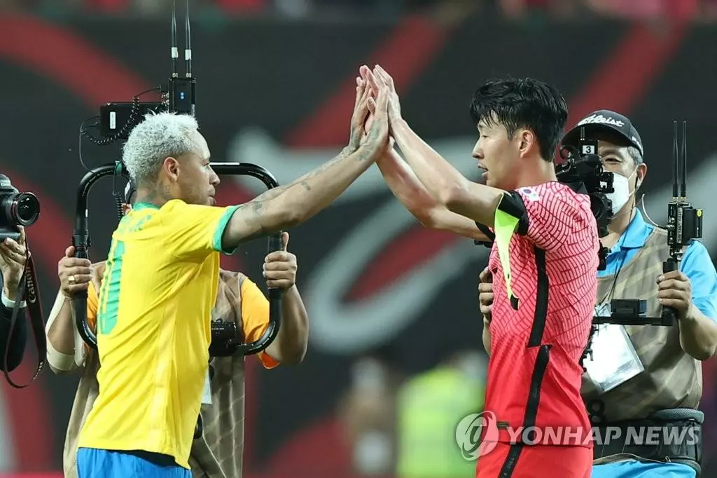  2일 오후 서울월드컵경기장에서 열린 남자 축구 국가대표팀 친선경기 한국과 브라질의 경기에서 맞대결을 펼친 손흥민과 네이마르가 경기 종료 후 손바닥을 부딪치고 있다. 