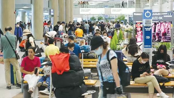  1일부터 해외 입국자의 한국 입국 요건이 완화되면서 인천국제공항을 통한 해외입국자가 급증하고 있다. 2일 인천국제공항 제1여객터미널 입국장이 입국자들로 붐비고 있다. [연합]