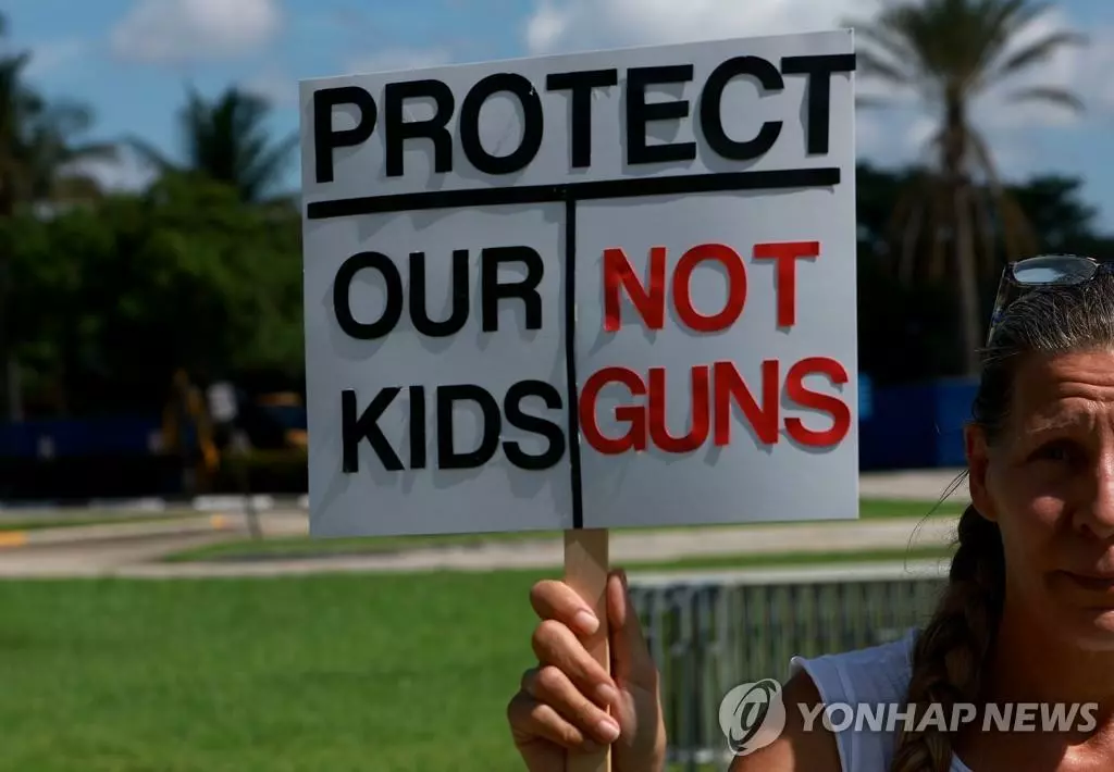 총기 규제 강화를 외치는 시민. '총이 아니라 우리 아이들을 보호하라'고 적혀있다.