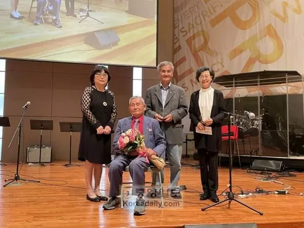 제2회 글여울 문학상 최우수작에 신해균씨 수필 '죽 쑤는 남자'가 선정됐다. 올해 시상식은 11일 오후 2시에 개최된다. 사진은 지난해 열린 1회 문학상 시상식 장면.