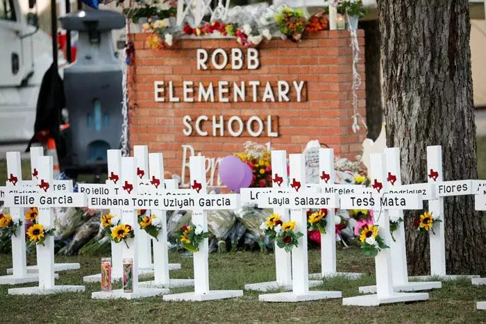 텍사스주 유밸디 초등학교 총기 사고 희생자 추모 십자가들.