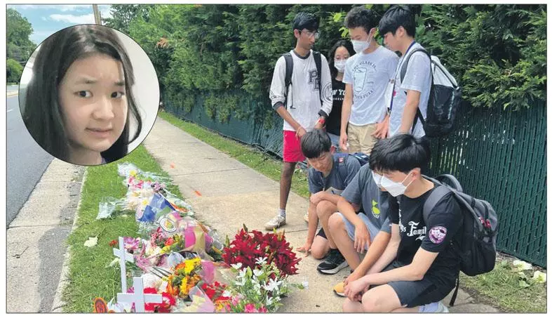 한인 여고생 등 3명이 숨진 현장에 추모의 꽃다발 등이 놓인 가운데 동료 학생들이 희생자들을 추모하고 있다. 작은 사진은 숨진 안리안 양.