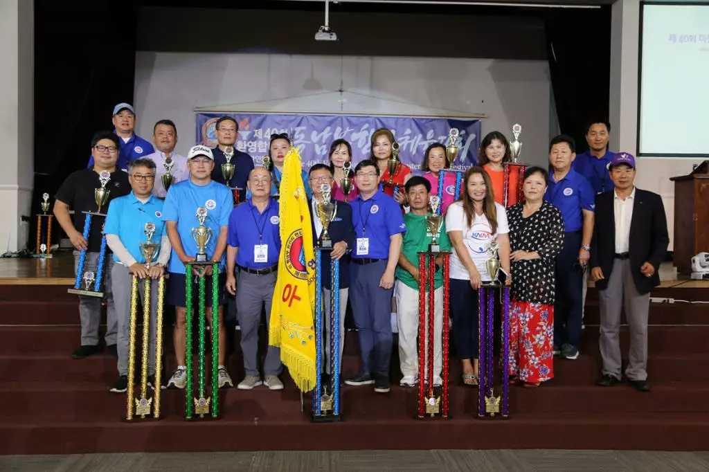 동남부 한인 화합의 축제인 제40회 동남부한인체육대회가 11일 대단원의 막을 내렸다. 애틀랜타가 종합우승, 어거스타 2위, 랄리 3위, 몽고메리 4위, 낙스빌 5위, 나머지 전 참가 한인회 6위를 차지한 가운데 시상식 후 전 참가팀이 우승기 및 수상 트로피를 들고 한자리에 모였다. 