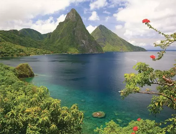 카리브해의 세인트루시아 남단 화산 지역은 하와이의 훌륭한 대체 지역이다. 
<세인트루시아 관광청>