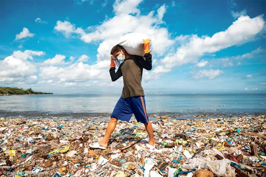 필리핀 파라냐케 해안에서 바다에서 떠내려온 쓰레기를 청소하고 있다. 바다에 버려진 플라스틱들은 해양 생태계 오염의 주범이다.   <연합>