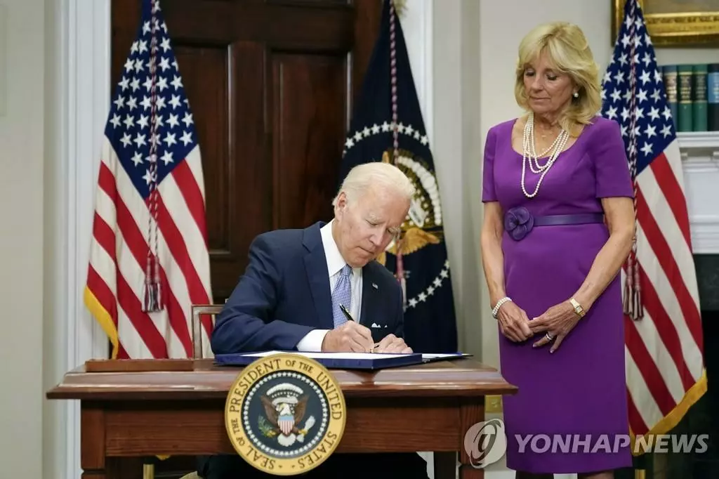  조 바이든 대통령이 25일 워싱턴DC 백악관에서 총기규제 법안에 서명하고 있다. 