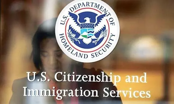  연방 이민서비스국에 적체된 이민 서류가 2배 가까이 증가한 것으로 나타났다. 이민 당국은 직원 채용 증가 등 대책 마련에 부심하고 있다. [로이터]