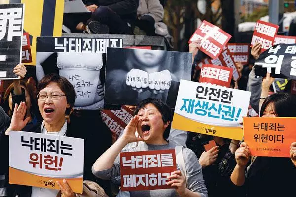  한국에서 여성들이 낙태권 보장을 요구하며 시위를 벌이는 모습. [연합]