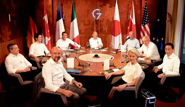  조 바이든 대통령을 비롯한 주요 7개국(G7) 정상들과 유럽연합(EU) 지도자들이 26일(현지 시간) 독일 바이에른주 엘마우성에서 열린 만찬 모임에 참석하고 있다. [로이터]