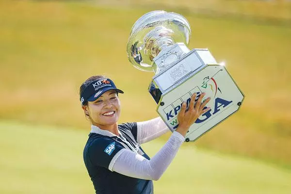 


 전인지가 LPGA 투어 메이저 대회인 KPMG 여자 PGA 챔피언십에서 우승한 뒤 트로피를 번쩍 들어올리고 있다. [로이터]