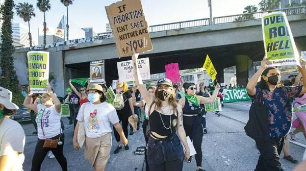  연방 대법원의 낙태권 폐기 판결에 반대하는 시위가 전국적으로 벌어지고 있는 가운데 LA 다운타운 연방법원 앞에서는 지난 24일부터 27일까지 나흘 연속 시위가 벌어졌다. [로이터]