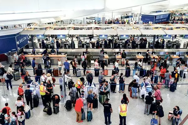  독립기념일을 맞아 항공 여행이 코로나19 사태 이후 최고를 기록했지만 연착과 결항 사태가 전국적으로 이어지며 승객들이 큰 불편을 겪었다. 애틀랜타 공항이 2일 여행객들로 인산인해를 이루고 있다. [로이터]