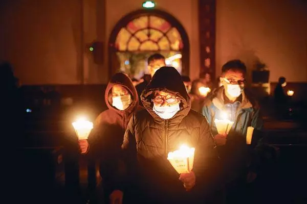 


 중국 천주교 신자들이 마스크를 착용하고 미사를 진행하는 모습. [로이터]