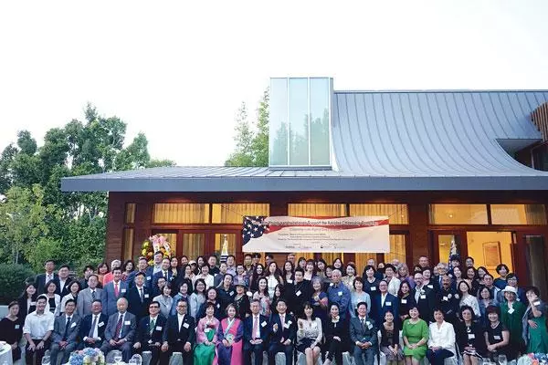  한인 입양인 단체‘미주 한국입양홍보회’(MPAK)와 한인 여성봉사단체인 코윈 퍼시픽 LA가 지난 8일 LA 총영사관 관저에서 공동 주최한 ‘입양인법 통과 캠페인’ 후원 행사의 참석자들이 한 자리에 모였다. [LA 총영사관 제공]