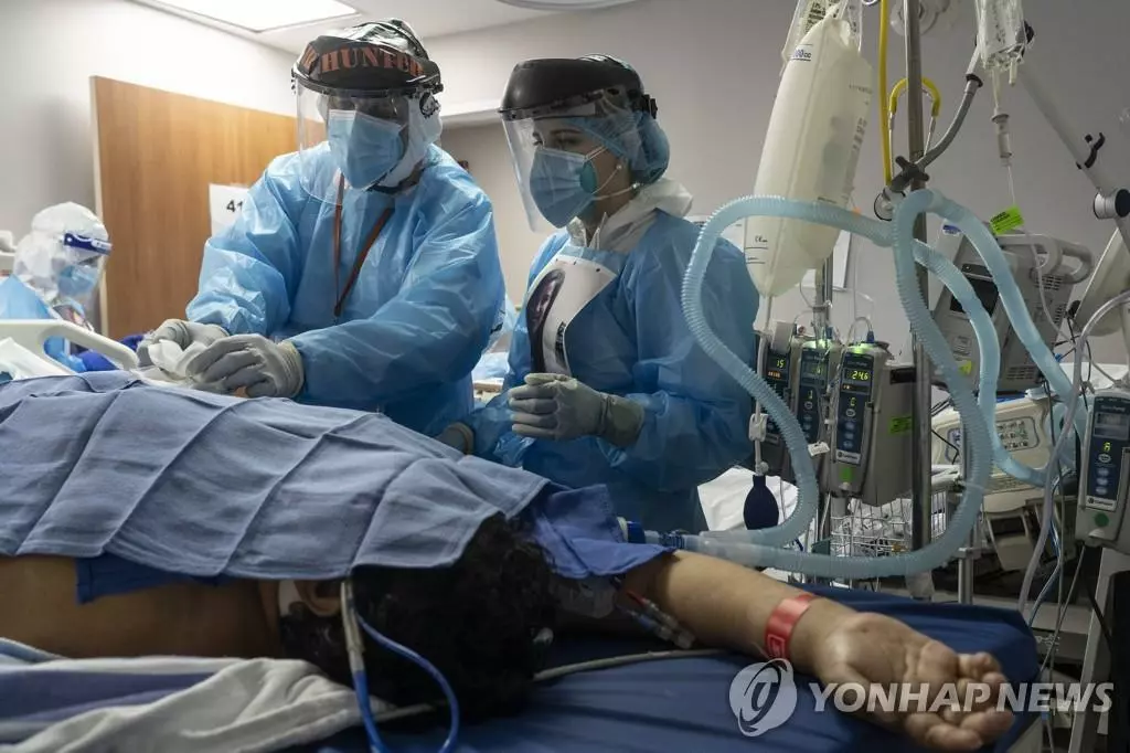 2020년 텍사스주의 코로나19 병실미국 텍사스주의 한 병원에서 의료진이 코로나19 환자를 치료하고 있다. 