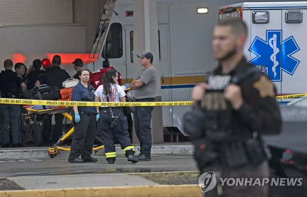 17일 총격 사건이 발생한 인디애나주 인디애나폴리스 인근 그린우드 파크 몰에 관계자들이 모여 있다.