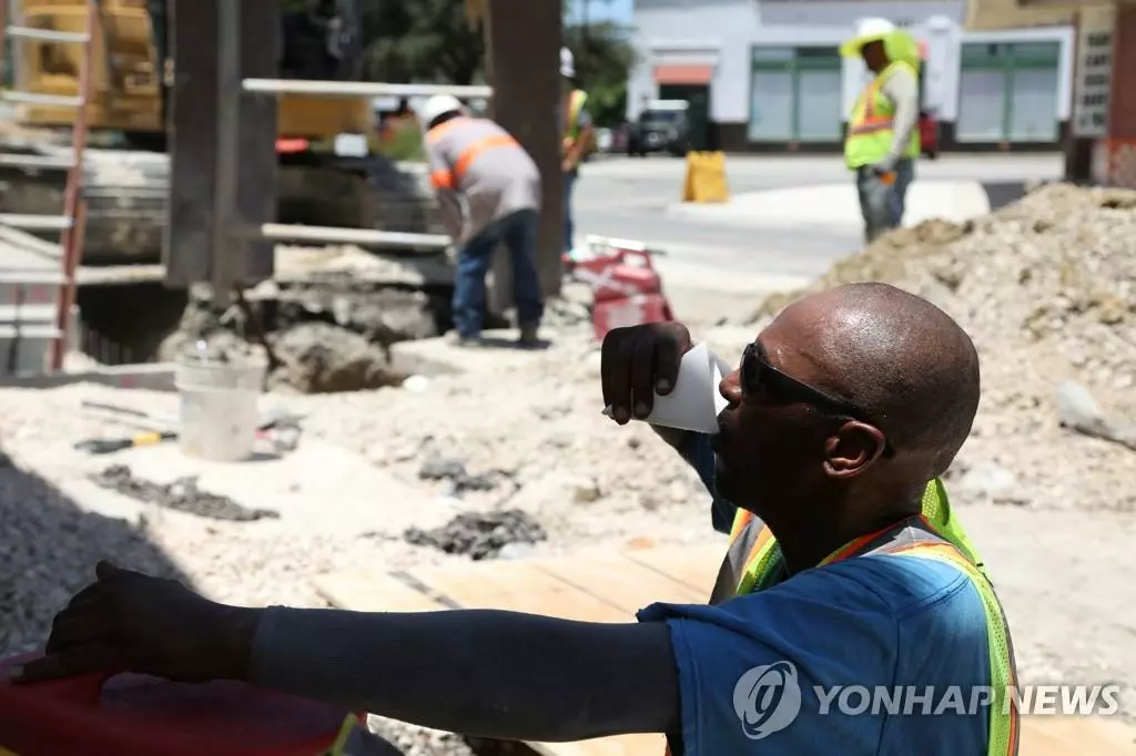 텍사스주 샌안토니오에서 19일 건설 노동자가 더위를 식히기 위해 물을 마시고 있다. 