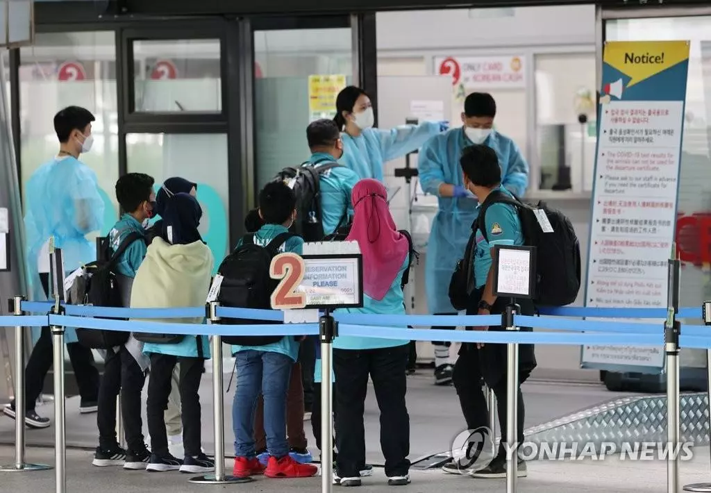 해외 입국자로 붐비는 인천공항 코로나 검사센터[연합뉴스 자료사진]