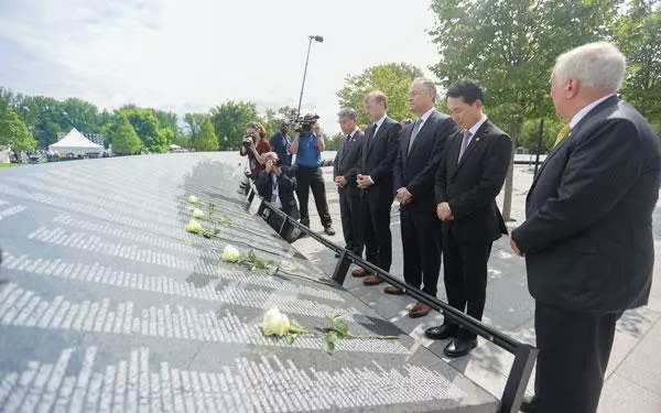 27일 워싱턴 DC에서 열린 한국전 전사자‘추모의 벽’ 준공식에서 이종섭 국방부 장관(오른쪽에서 다섯 번째), 박민식 국가보훈처장(두 번째) 등 한미 정부 관계자들이 헌화하고 있다.