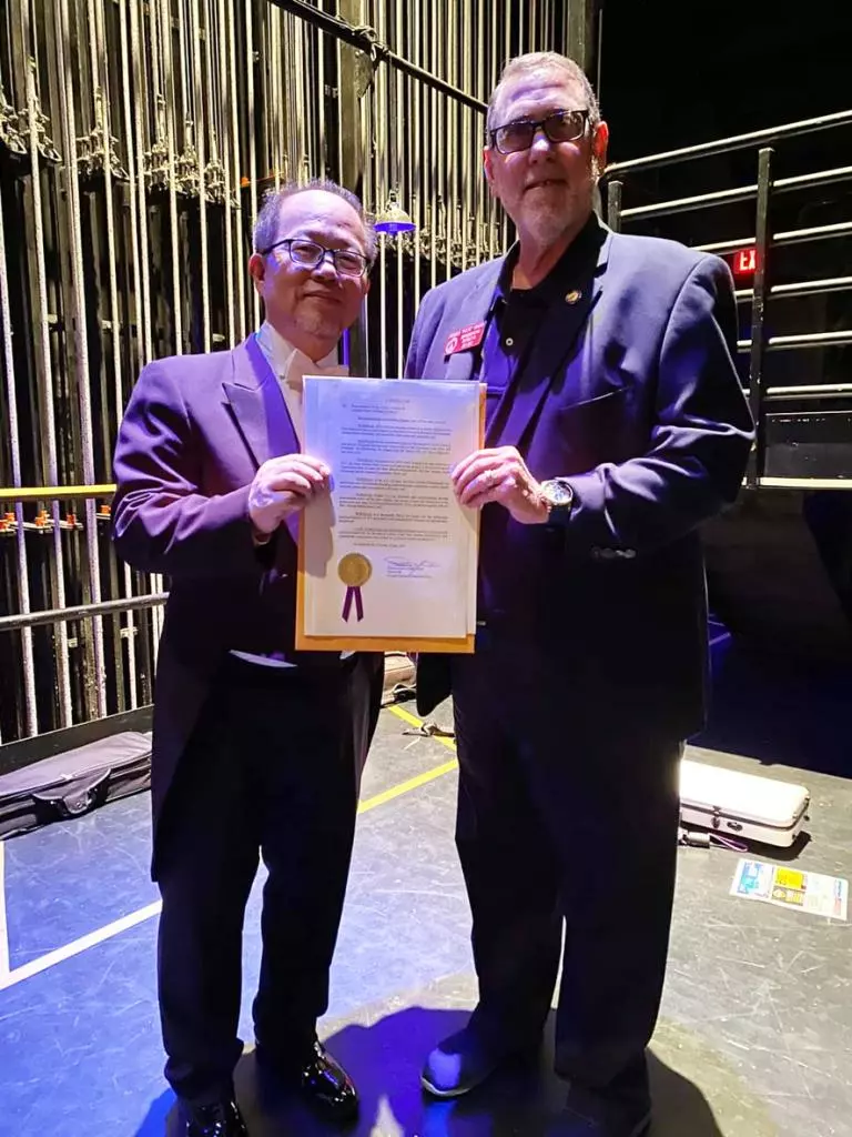유진 리 뉴 애틀랜타 필하모닉 지휘자가 지난달 31일 둘루스 개스사우스 시어터에서 페드로 마린 조지아주 하원의원으로부터 주지사·하원 공로결의문을 수상하고 있다.