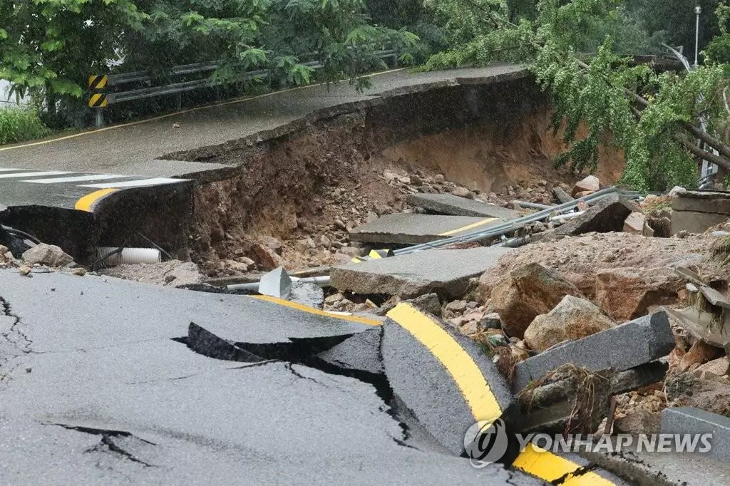 서울에 내린 80년 만의 기록적 폭우로 피해가 속출하는 가운데 9일 서울대학교 관악캠퍼스 내 도로가 심하게 파손돼 있다. 