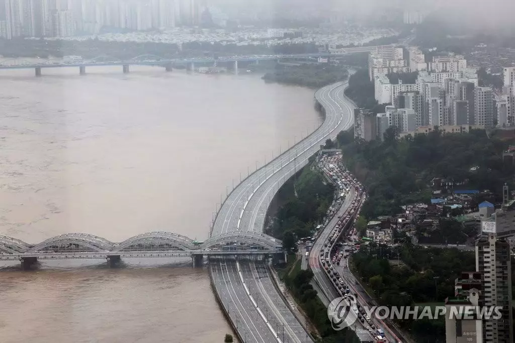 간밤 폭우 등으로 인해 한강 수위가 급격히 상승한 9일 오전 서울 63스퀘어에서 바라본 통제된 올림픽대로 모습.