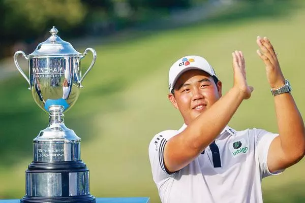  PGA 투어 윈던 챔피언십에서 우승한 김주형이 트로피를 앞에두고 박수를 치고 있다. [로이터]