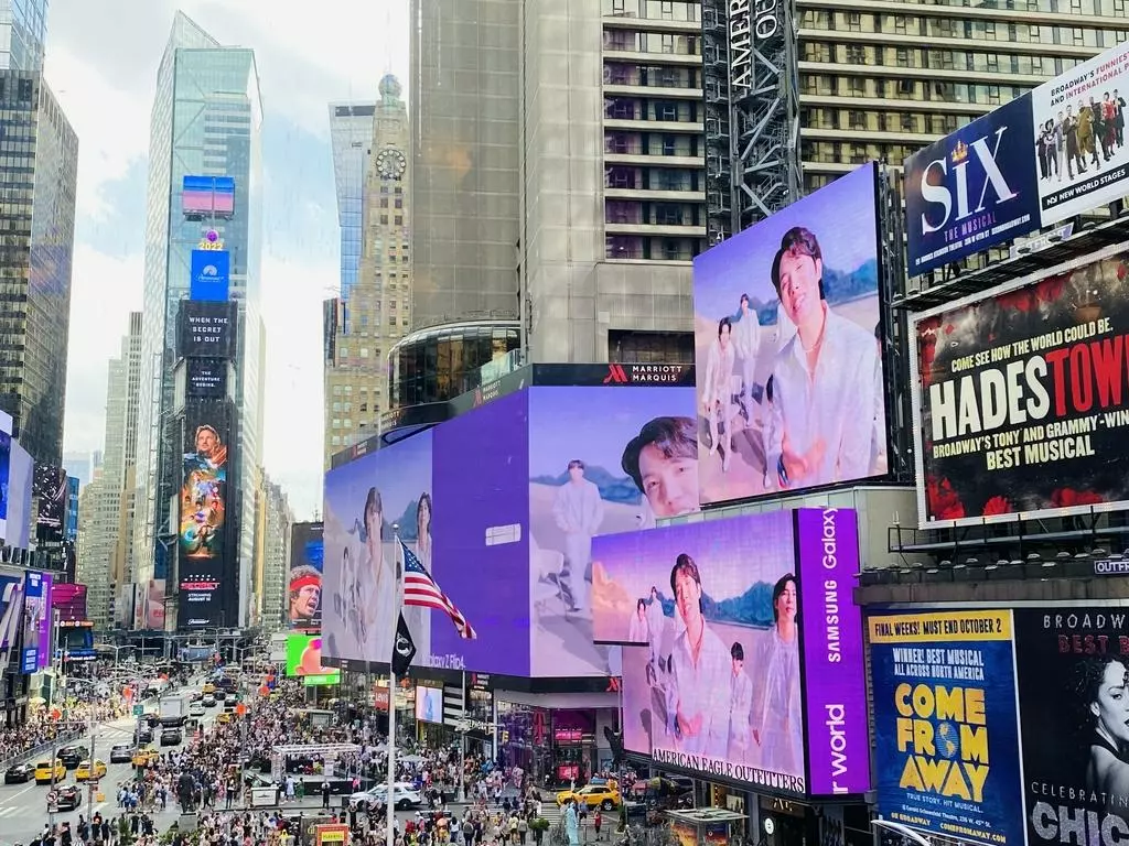 10일 뉴욕시 타임스스퀘어에서 처음 공개된 삼성전자와 방탄소년단(BTS)의 '갤럭시Z 플립4 X BTS' 협업 영상.