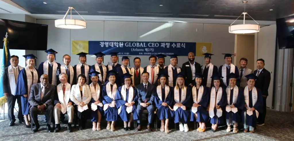 한국외대 제2기 애틀랜타 글로벌 CEO 과정을 21명이 수료했다. 지난 12일 열린 수료식에 참석한 졸업생 및 제1기 졸업생들이 함께했다.