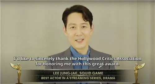  배우 이정재가 14일 진행된 HCA(Hollywood Critics Association, 할리우드 비평가 협회) TV 어워즈 2022에서 한국어로 수상 소감을 전하고 있다.