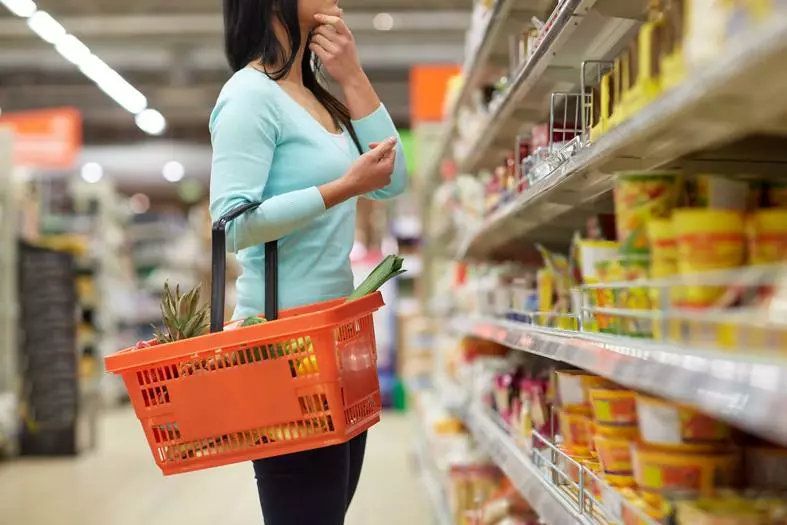  식료품 가격 물가가 두 자리수의 급등세를 보이면서 집밥보다는 매식을 선택하는 미국 소비자들이 늘고 있다. 마켓에서 장을 보는 고객들의 모습. 