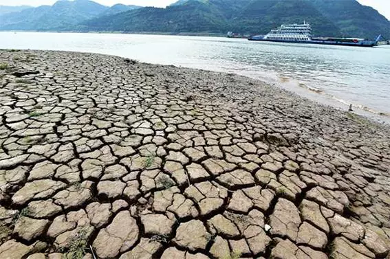 16일 중국 충칭시 윈양현 인근을 흐르는 양쯔강 수위가 떨어져 메마른 강바닥이 부분적으로 드러나고 있다.<연합>