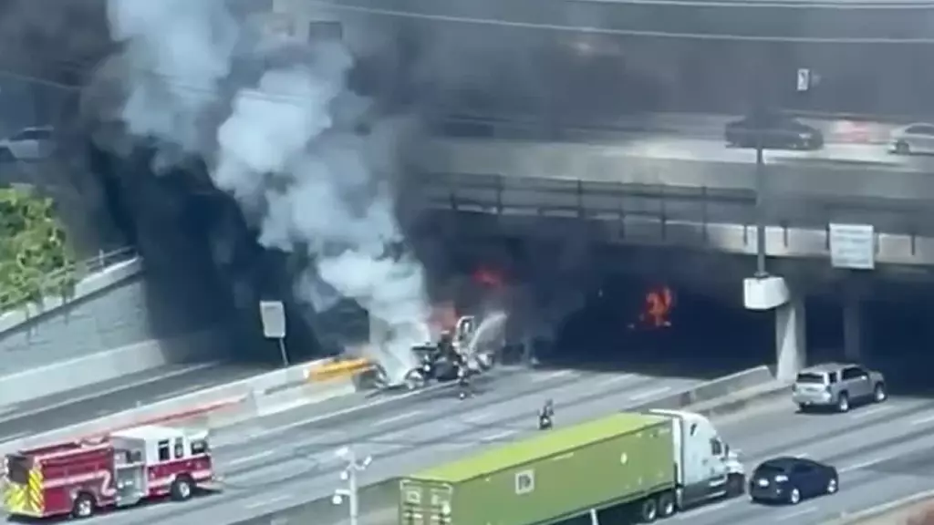 던우디 I-285 서쪽방향 교량 아해 화재사고로 I-285 웨스트 방향이 30일 밤 다시 폐쇄된다.